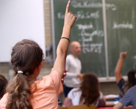 Unterrichtsversorgung in Sachsen nicht gesichert: Werden mehr Lehrer aufs Land versetzt? - Trotz Verbeamtung ist die Unterrichtsversorgung in Sachsen nicht sichergestellt. Der Landesrechnungshof will "Denkverbote" aufheben.