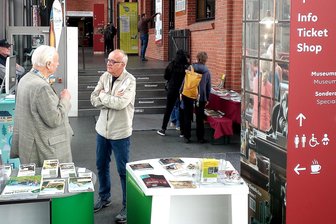 „Unterschätzte Themen“: Vogtländer präsentieren Region in Chemnitz - Der Plauener Hans Weisbach (l.) und der Falkensteiner Rainer Döhling im Gespräch in Chemnitz.
