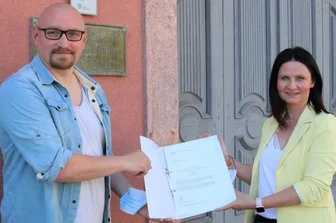 Unterschriften sollen Politikern den Rücken stärken - Kenny Wildfeuer hat an die Schönerstädter Landtagsabgeordnete Susan Leithoff einen Offenen Brief übergeben. Darin bitten die Unterzeichner, dass sich die Politik für geöffnete Schulen und Kitas einsetzt. 