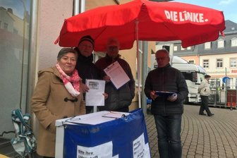 Unterschriftensammlung gegen Schließung von Voith-Werk in Zschopau - Lothar Kühn (r.), Vorsitzender des Linken-Ortsverbandes Zschopau und Umgebung, und Norbert Staffa (2. v. r.) mit weiteren Mitgliedern bei der Unterschriftensammlung gegen die Voith-Schließung.