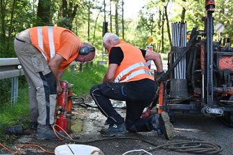 Unterspülung der S 242 bei Wechselburg: Wann wird die Straße saniert? - Wegen einer Unterspülung ist die S 242 zwischen Mutzscheroda und Wechselburg halbseitig gesperrt. Mitarbeiter vom IFG Ingenieurbüro für Geotechnik GmbH haben Bohrungen durchgeführt, um die Schäden zu bemessen.