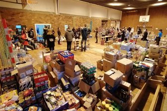 Hunderte Menschen brachten am Mittwoch Spendengüter in eine Zwickauer Turnhalle. Ein  großer Teil dieser Güter wurde am Abend verpackt und am frühen Donnerstag auf den Weg in die Ukraine geschickt. 
