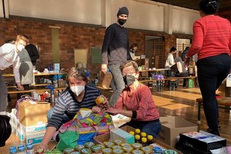 Unterstützung für die Ukraine: 460 Menschen geben in Zwickauer Turnhalle Hilfsgüter ab - Kathrin Körnich (links) und Friedrun Schwarz gehören zu den Helferinnen.
