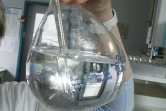 Untersuchung im Erzgebirge: Wie sauber ist unser Trinkwasser wirklich? - Wasserproben können auf pH-Wert und Nitratkonzentration geprüft werden.