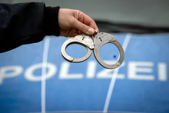 Untersuchungshaft: Polizei stellt in Plauen bewaffneten Ladendieb - Die Polizei nahm in Plauen einen Ladendieb fest.