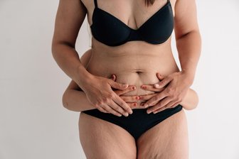 Unterwäsche-Shooting ohne Filter: Fotografin aus dem Vogtland macht ehrliche Mama-Fotos - Körper mit Narben und vermeintlichen Makeln sind normal. Anja Eilenberg will mit ihren Fotos Frauen darin bestärken, sich selbstbewusst und schön zu fühlen.