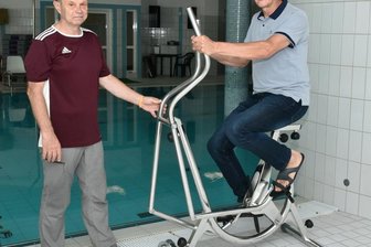 Unterwasser-Training: Klinik in Bad Elster testet Erfindung - Ingenieur Bernd Rudat (rechts) und Uwe Beyer, Sporttherapeut in der Dekimed-Klinik, ergänzen sich. "Die besten Ideen kommen immer noch von unseren Kunden", sagt der Tüftler.