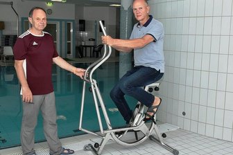 Unterwasser-Training: Klinik testet neues Gerät aus Plauen - Ingenieur Bernd Rudat (rechts) und Uwe Beyer, Sporttherapeut in der Dekimed-Klinik, ergänzen sich. "Die besten Ideen kommen immer noch von unseren Kunden", sagt der Tüftler.