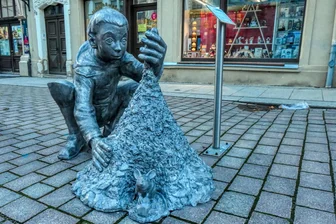 Unterwegs auf dem Freiberger Silberweg: Können die Skulpturen künstlerisch überzeugen? - Der „Klaubejunge" von Christoph Roßner an der Petersstraße in Freiberg strahlt Individualität aus - samt der Maus, die alle Figuren auf dem Silberweg ziert.