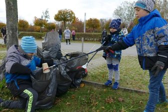 Unterwegs für Umwelt und Teamgeist - Mehr als zehn volle Müllsäcke kamen bei der Umweltaktion des Jugendclubs zusammen. 