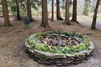 Unterwegs im Quellgebiet der Zwönitz - Fachleute sprechen von etwa 100 Quellen zwischen Zwönitz und Elterlein, deren Wasser die Zwönitz speisen. Diese ist eingefasst. Geschaffen haben die gemauerte Einfassung Beschäftigte in einer ABM.