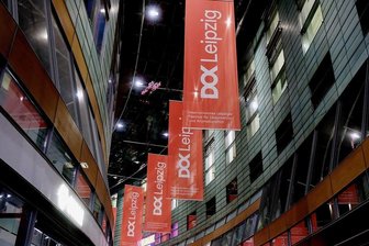 Unterwegs in die Ungewissheit - Banner des Dok-Festivals in Leipzig. Die Filmschau ist am Sonntag zu Ende gegangen. 