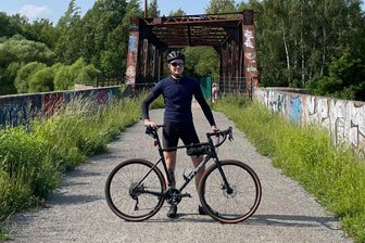 Unterwegs mit dem Gravelbike: Warum der Fahrradtrend auch im Landkreis Zwickau eine gute Idee ist - Jim Kerzig fährt seit einem Jahr Gravelbike. Abseits der Straße wie hier am Crossener Wehr ein guter Kompromiss, wie er findet.