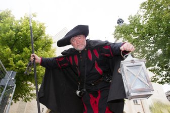 Unterwegs mit dem Plauener Nachtwächter Friedrich-Wilhelm - Uwe Rödel heißt der Mann, der sich nachts Friedrich-Wilhelm nennt und als Nachtwächter Gäste in der vogtländischen Stadt Plauen zu später Stunde zu den Sehenswürdigkeiten führen wird.