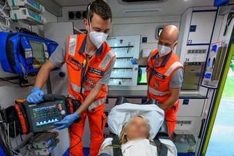 Unterwegs mit dem Rettungswagen: Was Sanitäter im Erzgebirge erleben - Thomas Gerlach (links) und Michael Helbig fahren im Erzgebirge Rettungswagen. Viele Einsätze sind keine Notfälle.