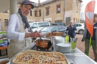 Unterwegs mit der Fahrradküche: Zwickauer Koch strampelt sich ab für gutes Essen - Minestrone oder Flammkuchen? Die Fahrradküche hat ihre Feuerprobe mit Koch Matthias Werler aus Zwickau bestanden.