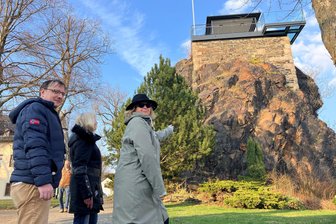 Unterwegs mit Rangern des Vogtlandes: Sie wissen, was die Region einzigartig macht - Heidi Kraus (rechts) ist eine von sieben Rangern, die man für Führungen zu Sehenswürdigkeiten des Umweltparks – wie hier der Schlossfelsen Falkenstein – buchen kann.