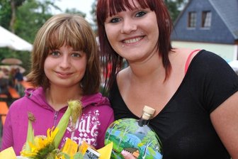 Unterwürschnitz: Zwei Frauen aus Oelsnitz sind Bambesmeister - Sabrina Beckert (rechts) und Linda Brendel gewannen die Bambesmeisterschaft.