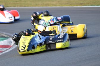 Unverhofft und mit Verspätung: Wie Lucas Krieg aus Hohenstein-Ernstthal zu seinem ersten WM-Sieg im Seitenwagen-Rennsport kam - Markus Schlosser (vorn) mit seinem neuen Beifahrer Lucas Krieg.