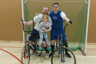 Unverhoffter Triumph in Großolbersdorf: Hilmersdorfer Tischlermeister gewinnt mit Ersatzteam das traditionelle Radball-Turnier - Erst am Abend zuvor hatten beide Hobby-Radballer sich auf die Teilnahme beim Fanturnier geeinigt: die späteren Gewinner Toni Mauersberger (links) und Toni Kunze.