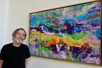 „Unverhüllt": Körper und Abstraktes in neuer Ausstellung in Bad Elster - Jürgen Grünbauer vor seiner Arbeit „Ohne Titel“.