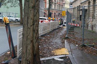 Unverkäuflich: Ehemaliges Haus der DSF in Zwickau findet keinen Abnehmer - Das Laub auf dem Gehweg vor dem Haus der DSF macht das Laufen zur Rutschpartie.
