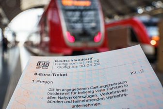 Ein frisch erworbenes 9-Euro-Ticket, aufgenommen im Frankfurter Hauptbahnhof.