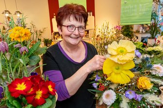 Unverzichtbar oder überholt? – Was junge Frauen im Erzgebirge über den Frauentag denken - In ihrem Blumenladen verzeichnet Andrea Schellenberger vor dem Frauentag eine verstärkte Nachfrage. Besonders gefragt sind dabei Rosen und gemischte Sträuße.