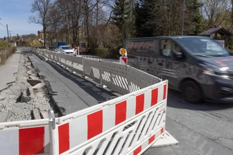„Unvorhersehbare Umstände“: Bundesstraße im Erzgebirge wird eher gesperrt - Aktuell regelt eine Baustellenampel den Verkehr auf der B 95 in Bärenstein. Voraussichtlich schon nächste Woche wird die Bundesstraße komplett gesperrt.