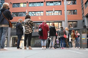 „Unvorstellbar, wie das gehen soll“: Chemnitzer Rathaus soll den Gürtel noch enger schnallen - Müssen sich die Chemnitzer auf noch längere Wartezeiten im Amt einrichten? Das Rathaus selbst rechnet mit deutlich mehr Beschwerden, sollten seine Sparpläne umgesetzt werden und die Arbeit nicht gleichzeitig weniger werden.