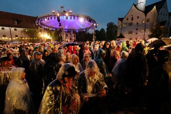 Unwetter beeinträchtigt Open-Air-Events und Verkehr - Besucher der MDR-Open-Air-Show «Die Schlager des Sommers» verlassen den Hof von Schloss Klaffenbach. Wegen eines heftigen Gewitters musste die Aufzeichnung unterbrochen werden.