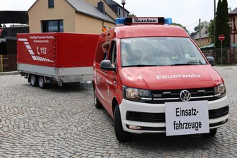 Unwetter beendet Feuerwehrjubiläum in Raschau - doch sie wären keine Retter, wenn sie nicht auch da prompt helfen - Am Mittag noch im Festumzug, kam dem Mannschaftswagen der Feuerwehr Raschau beim Unwetter am Nachmittag noch eine besondere Rolle als Shuttle zu.