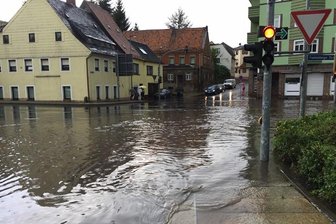 Unwetter: Blitzeinschläge und überflutete Straßen - Auf der Mittweidaer Kreuzung Waldheimer/Zimmerstraße stand am Mittwochnachmittag das Regenwasser zentimeterhoch.