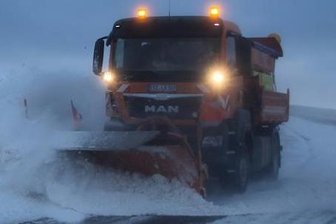 Unwetter-Einsätze im Altkreis Aue-Schwarzenberg - Schneeverwehungen entlang der Bundesstraße 169 zwischen Stützengrün und Hundshübel - selbst der Winterdienst hatte Mühe, durchzukommen.