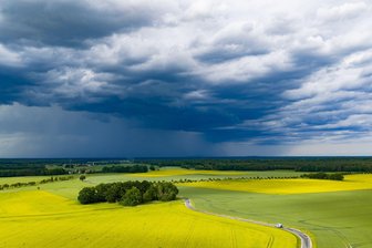 Unwetter erwartet - mit starken Gewittern und Sturmböen - Unwettergefahr in Sachsen. 