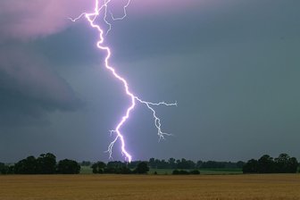 Unwetter erwartet - mit starken Gewittern und Sturmböen - In Ostdeutschland kracht es der Prognose der Meteorologen zufolge am Nachmittag: Der DWD rechnet mit starken Gewittern. Vor allem Sachsen-Anhalt ist betroffen. (Archivbild)