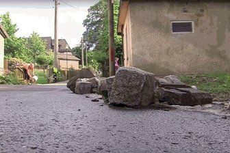 Unwetter: Große Schäden in Marieney und Rebersreuth - Nach einem erneuten Unwetter wurden in Marieney ganze Pflasterzeilen weggerissen.