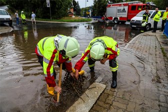 Unwetter im Erzgebirge hinterlässt in vielen Orten Spuren - Arbeitsreiche Stunden liegen hinter zahlreichen Einsatzkräften der freiwilligen Feuerwehren des Erzgebirgskreises – so unter anderem denen aus Bad Schlema. Das Unwetter vom Dienstag hat in vielen Orten Spuren hinterlassen.