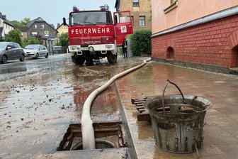 Unwetter im Erzgebirge: „Sonderlage“ in Lößnitz mit knapp 60 Einsätzen - Bahnhofstraße in Aue steht unter Wasser - In Lößnitz musste die Feuerwehr mehrere Keller auspumpen.