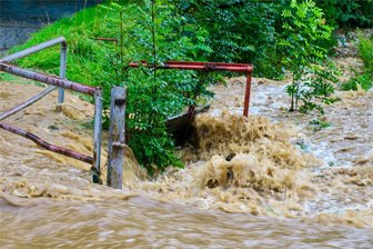 Unwetter im Erzgebirge: Wo Feuerwehrleute und Einwohner mit den Fluten zu kämpfen hatten - Der kleine, unscheinbare Abrahamsbach verwandelte sich am Sonntag binnen weniger Minuten in Markersbach und Oberscheibe zu einem reißenden Fluss. Er konnte das Wasser, das von den Feldern lief, nicht mehr aufnehmen.