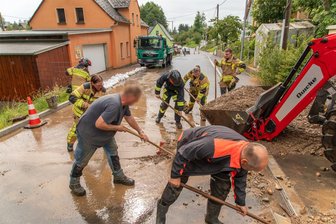 Unwetter im Vogtland: Feuerwehr beseitigt Schlamm und Geröll in Neumark - Mit Besen und Schneeschiebern rückten Einsatzkräfte und Anwohner Schlamm und Geröll auf der Oberneumarker Straße zu Leibe.