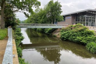 Unwetter in Chemnitz bleibt aus: Pegelstände niedrig - Der Pegelstand der Chemnitz – wie hier auf Höhe der Markthalle – blieb am Wochenende niedrig. Die Feuerwehr erlebte deswegen eine ruhige Nacht.