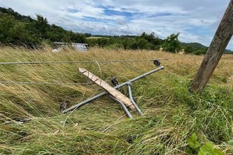 Unwetter in Mittelsachsen: Mitnetz Strom mahnt zur Vorsicht bei elektrischen Anlagen - Gefahren durch Stromleitungen, die durch Unwetter zerstört werden, sollten nicht unterschätzt werden.
