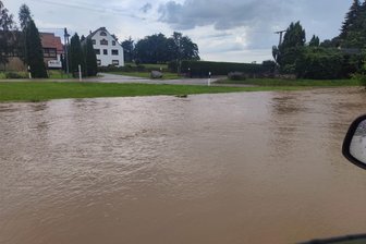 Unwetter in Penig, Lunzenau, Rochlitz: Straßen überspült, Blitz schlägt ein - Unter anderem in Niedersteinbach kam das Wasser in Fluten.