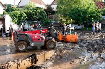 Unwetter in Sachsen: Geflutete Straßen, vollgelaufene Keller - In der Klaffenbacher Kita Sonnenschein haben Schlamm und und Wasser das Grundstück verwüstet und alle Spielgeräte weggeschwemmt.