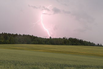 Unwetter in Sachsen: Hier warnt der Wetterdienst heute vor schweren Gewittern - Im Freistaat Sachsen wird es am Samstag teils sehr ungemütlich, der DWD warnt vor schweren Gewittern. (Symbolbild)