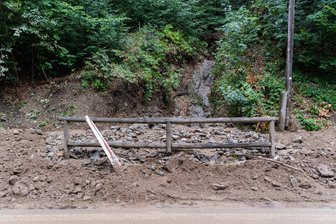 Unwetter in Sachsen - Räumarbeiten nach Erdrutschen im Kirnitzschtal - Geröll liegt nach einem Erdrutsch im Kirnitzschtal in der Sächsischen Schweiz am Straßenrand. Das beliebte Ausflugsziel Kirnitzschtal (Sächsische Schweiz) ist nach einigen sehr heftigen Gewittern am Freitagabend und mehreren Erdrutschen gesperrt worden.