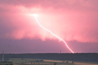 Ein Blitz schlägt während eines Unwetters in der Nähe von Einbeck im Landkreis Northeim ein.