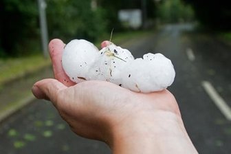 Unwetter: Sechs-Zentimeter-Hagelkörner in Thalheim - Sechs Zentimeter große Hagelkörner fielen vom Himmel über Thalheim.