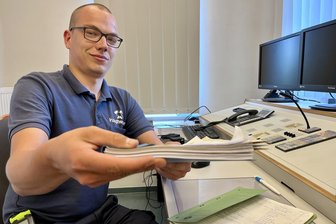 Unwetter-Sonderlage im Erzgebirge: Warum die Feuerwehr ihre Einsätze noch mit Stift und Fax koordiniert - Löschmeister Jeremy Henkel zeigt, was parallel zum Einsatzgeschehen von den Feuerwehrleuten dokumentiert werden muss.